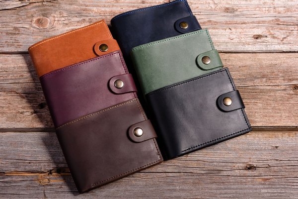 Choose the right leather wallet: sStyle meets practicality